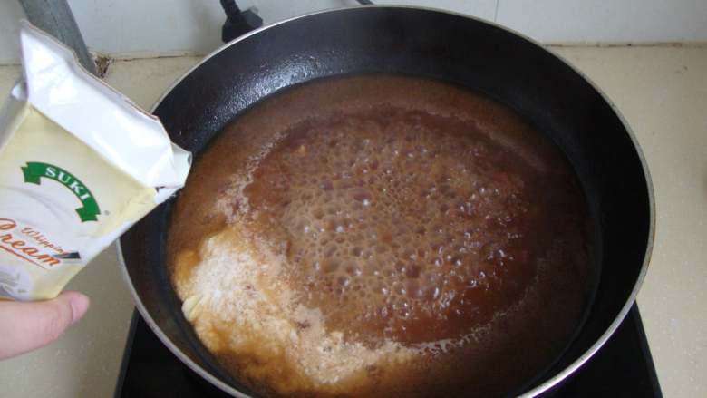 法餐:里昂洋葱醋鸡,汤汁倒入鲜奶油搅匀并充分混合呈浅棕色