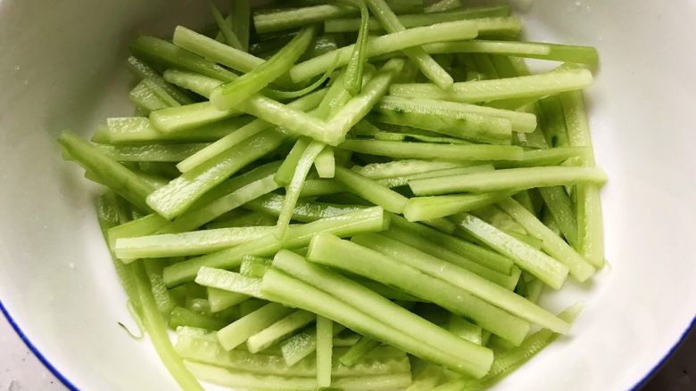 牛肉红肠拌黄瓜,双手捧着碗，上下颠2.30下，让细盐和黄瓜充分混合，静置15分钟
