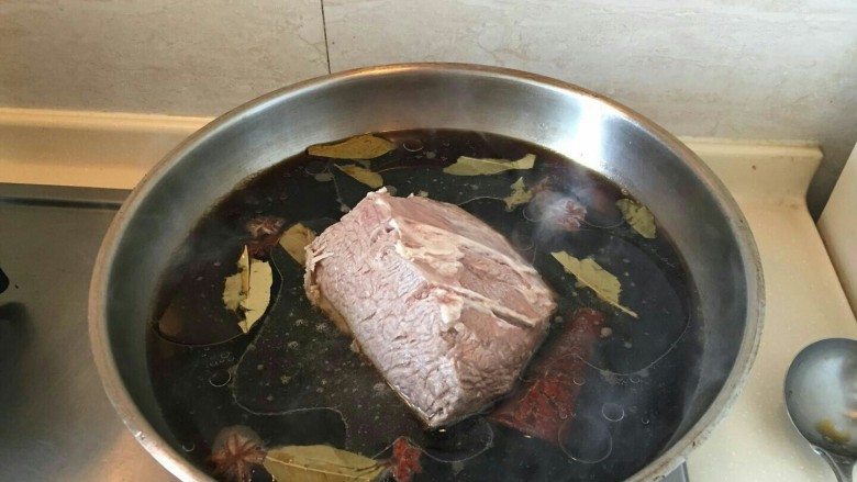 “英雄套餐”—下酒菜酱牛肉,把牛肉放在刚刚煮的调味料内