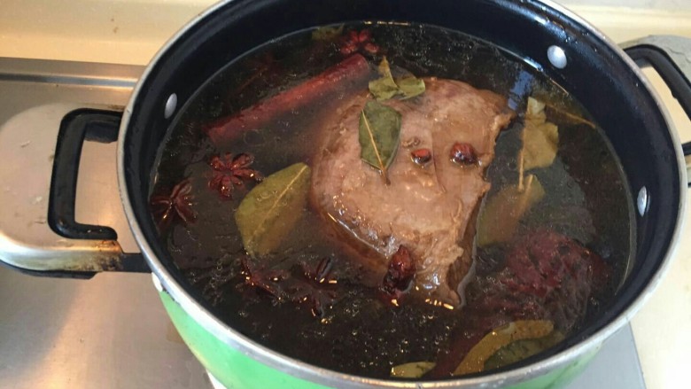 “英雄套餐”—下酒菜酱牛肉,再换一个小锅,可以把酱汁浸没肉里