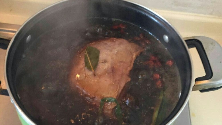 “英雄套餐”—下酒菜酱牛肉,开盖,小火煮收汁