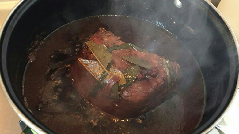 “英雄套餐”—下酒菜酱牛肉,继续收汁。要翻翻面,让肉的每一面都。均匀覆盖在酱汁里。