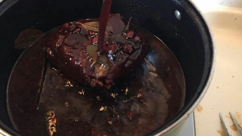 “英雄套餐”—下酒菜酱牛肉,可以把底下的酱料淋在上面的肉上,让肉更加入味。