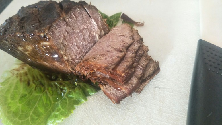 “英雄套餐”—下酒菜酱牛肉,进冰箱里厚的牛肉更加好切,