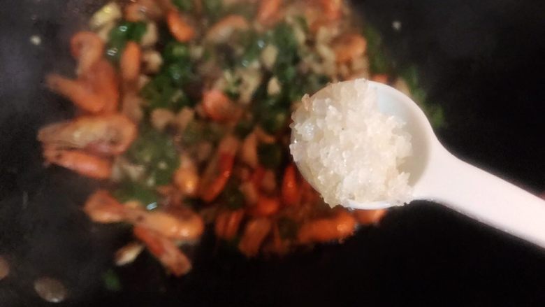 杭椒香菇炒河虾,加两小勺细砂糖,翻炒均匀,即可