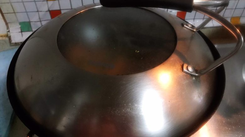 杭椒香菇炒河虾,盖上锅盖,转小火,焖煮2分钟
