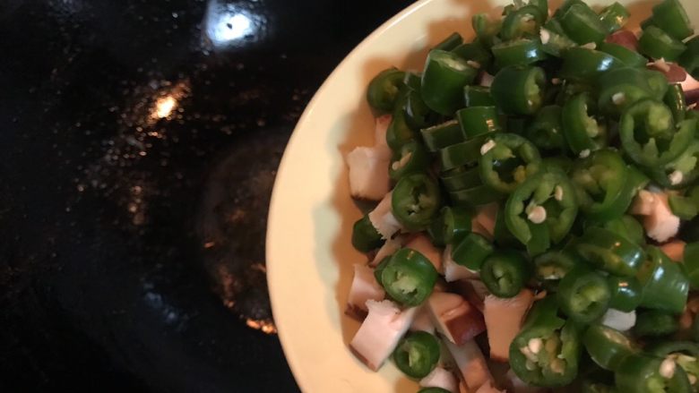 杭椒香菇炒河虾,锅内留底油,下鲜香菇和杭椒