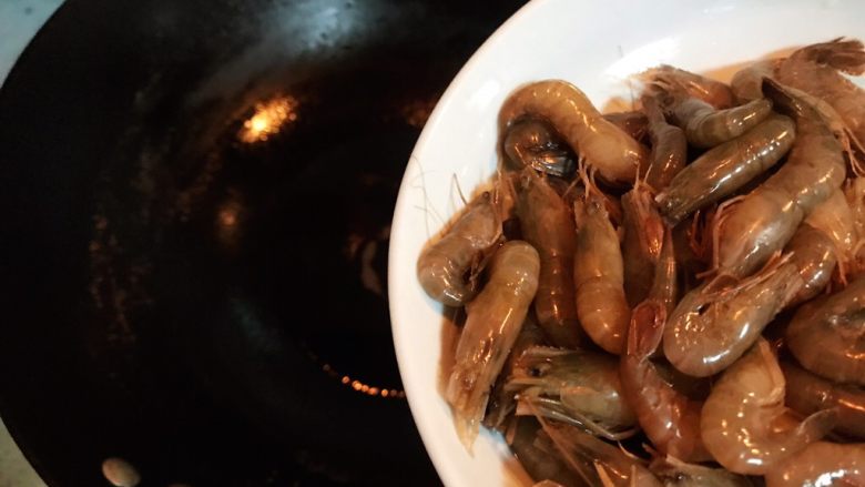 杭椒香菇炒河虾,待锅内油七分热时,下小河虾