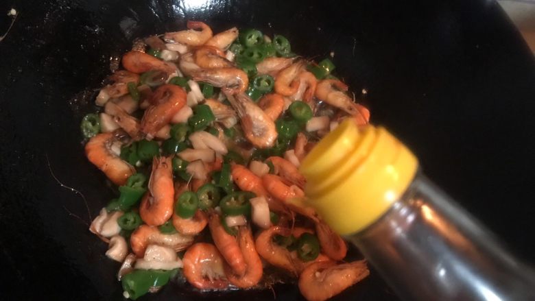 杭椒香菇炒河虾,加适量料酒,可以稍微多一点点