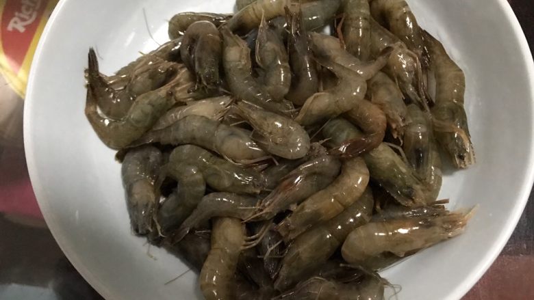 杭椒香菇炒河虾,小河虾剪去虾须和虾枪,洗净,控干水分