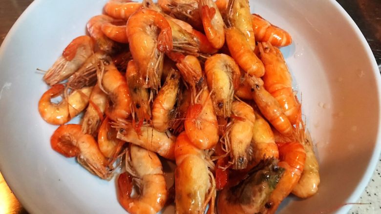 杭椒香菇炒河虾,捞出,备用