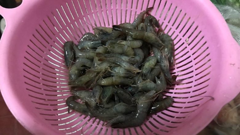 杭椒香菇炒河虾,准备适量<a style='color:red;display:inline-block;' href='/shicai/ 1661'>小河虾</a>,适量的意思是想吃多少就做多少