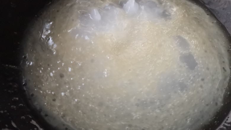 #年年有鱼#大理风味~冻鱼,油烧热加入清水(冷)