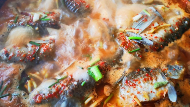 #年年有鱼#大理风味~冻鱼,大火烧开加入姜丝和蕌头白煮10分钟