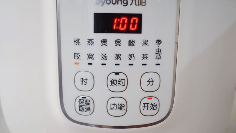 桃胶皂角米羹,炖锅加入水至最高水位线,再把炖盅放入炖锅中,启动“桃胶”功能,默认时间为1小时