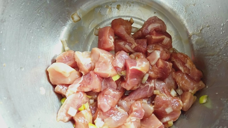 菠萝咕噜肉,搅拌均匀,腌制5分钟