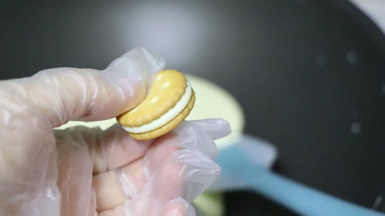 牛轧小圆饼,走亲访友最有心意伴手礼,再取另一片饼干,趁热压好,稍微挤压糖和饼干大小即可。