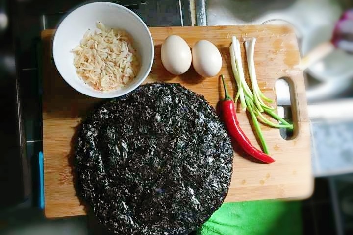 紫菜虾皮鸡蛋面,准备食材。