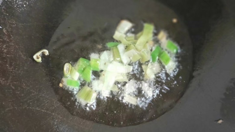 招待亲朋好友必备菜----彩椒炒鸡肉丝,锅内倒入适量烧热,倒入葱末爆香