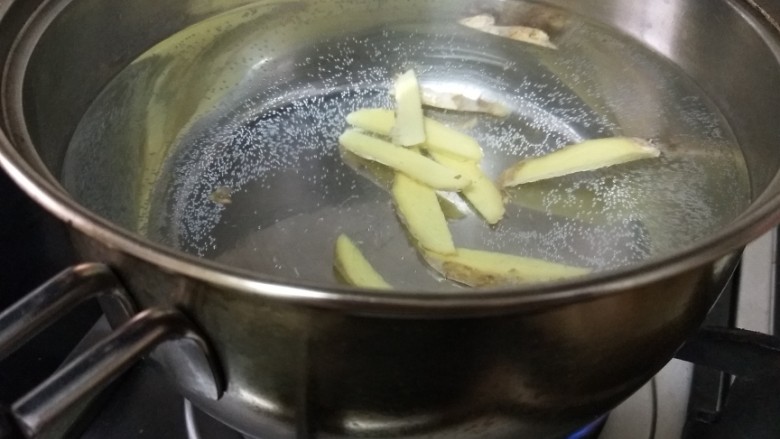 红糖姜茶,水烧开,放入姜片