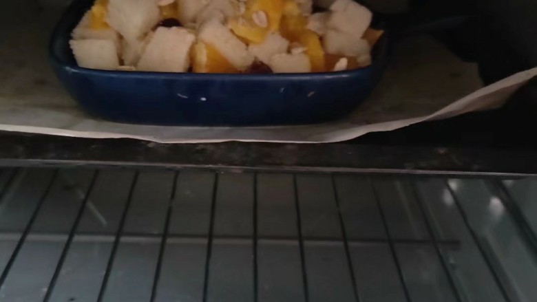 香橙的新吃法!!!好吃得不得了的减肥早餐~香橙烤土司,烤箱提前预热,送入烤箱180度烤至15-20分钟即可