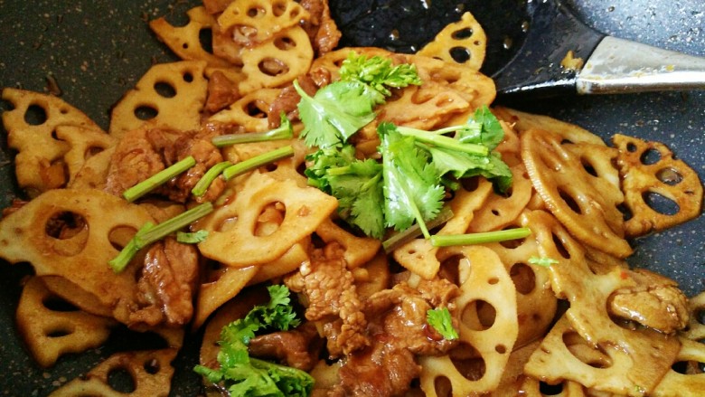 #猪年#莲藕炒肉,出锅前撒<a style='color:red;display:inline-block;' href='/shicai/ 131'>香菜</a>即可关火完成!