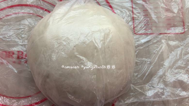韭菜盒子,揉至面团光滑,揉圆用保鲜膜盖住,松弛20分钟