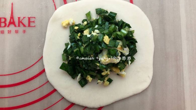 韭菜盒子,取一个小剂子擀成大圆饼皮,码上韭菜鸡蛋馅