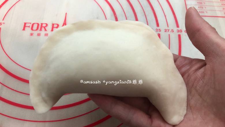 韭菜盒子,两边合上对齐,封口处要捏紧实,捏薄