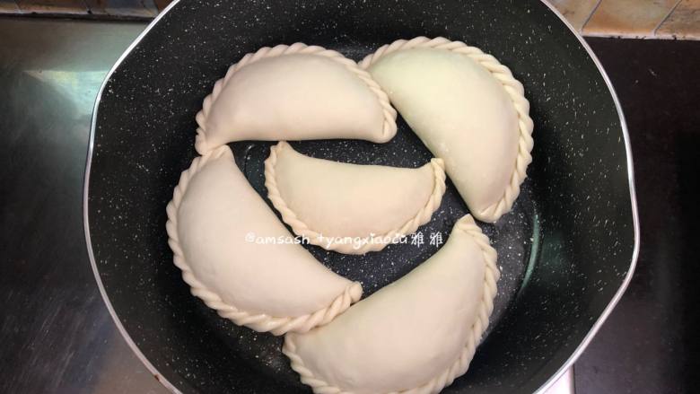 韭菜盒子,平底锅加热放少量油,油微微加热,然后依次把韭菜盒子摆放在锅中