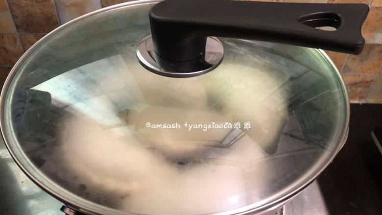 韭菜盒子,盖上锅盖,小火先焖一分钟