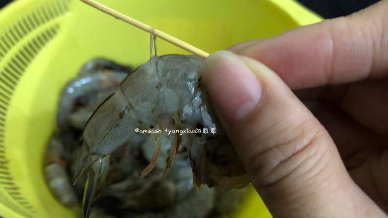 五香盐焗虾,从虾尾的等二节或第三节的位置, 用牙签挑去虾肠 ,和虾线