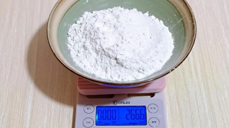 披萨新吃法~奥尔良鸡丁披萨,首先将面粉称重。(两个6寸披萨的量)