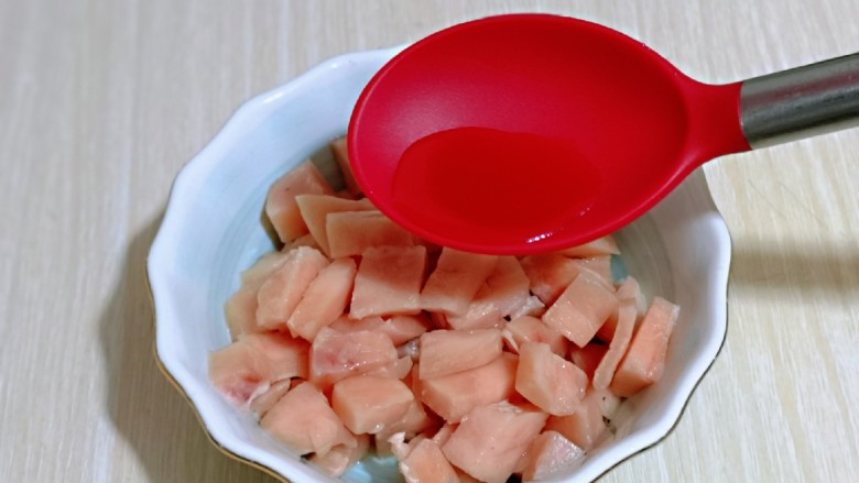 披萨新吃法~奥尔良鸡丁披萨,装入器具中,加入<a style='color:red;display:inline-block;' href='/shicai/ 718'>料酒</a>。