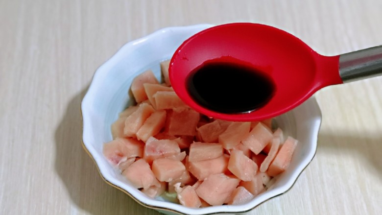 披萨新吃法~奥尔良鸡丁披萨,再加入<a style='color:red;display:inline-block;' href='/shicai/ 788'>生抽</a>。