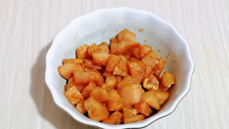 披萨新吃法~奥尔良鸡丁披萨,抓拌均匀,腌制20分钟。