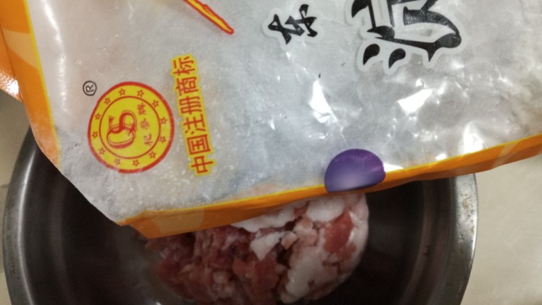 手擀炸酱面,淀粉拌匀腌制入味