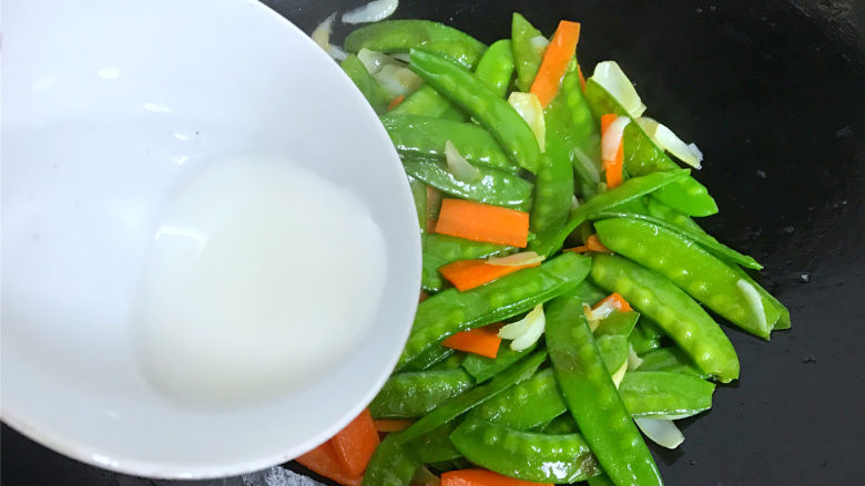 百合荷兰豆,出锅前用1小勺淀粉兑成水淀粉,倒入荷兰豆中勾芡后即可熄火。