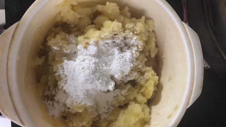 笑脸土豆饼,搅拌均约后少量多次加入淀粉,揉成土豆面团。