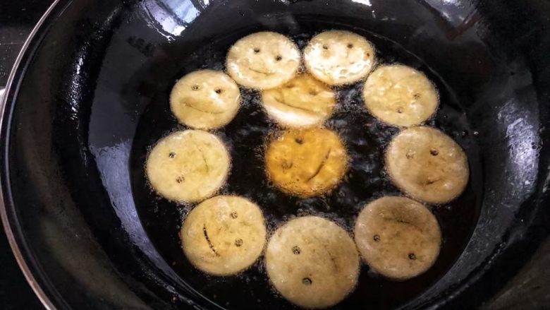 笑脸土豆饼,锅里倒入适量油,加热到七成热之后下入土豆饼炸至两面金黄就可以了!
