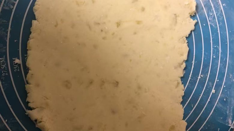 笑脸土豆饼,擀成厚薄均匀的面片,用圆形⭕️杯子压出⭕️,用筷子戳两个眼睛,再用勺子整出嘴巴。