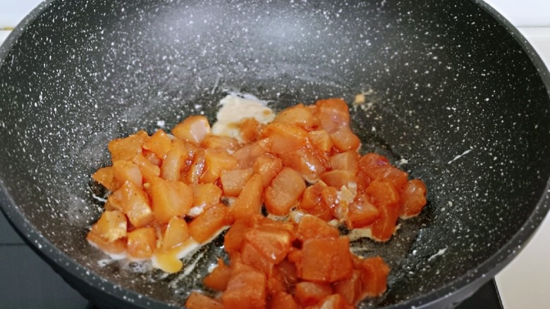 披萨新吃法~奥尔良鸡丁披萨,起油锅,加入腌制好呢鸡胸肉,小火翻炒。