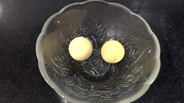 玛格丽特饼干,鸡蛋煮熟,把蛋黄扒出来备用。
