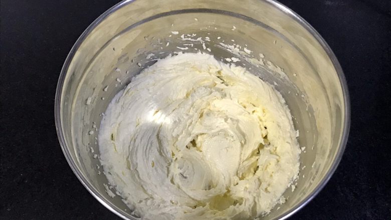 玛格丽特饼干,电动打蛋器打至发白,羽毛状。