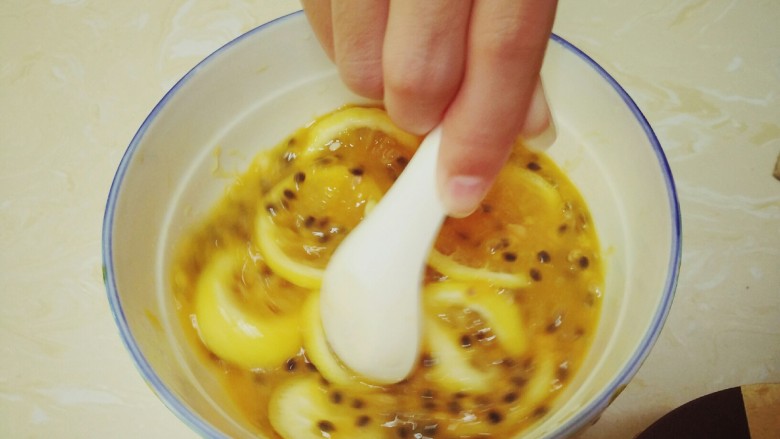 手打百香果柠檬茶,柠檬切片跟百香果一起搅拌下,把柠檬片挤压一下,这样更容易入味哟!