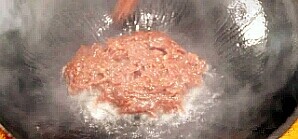 葱爆牛肉,把锅烧热,倒入适量的食用油,下牛肉片翻炒。