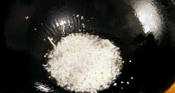 葱爆牛肉,锅内加一点油,下葱姜爆香。