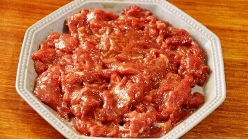 葱爆牛肉,加入一点油,抓匀,备用。