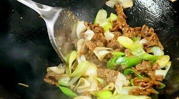 葱爆牛肉,翻炒均匀就可以出锅啦!
