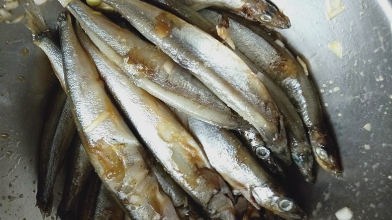 香烤多春鱼,抓均匀腌制20分钟